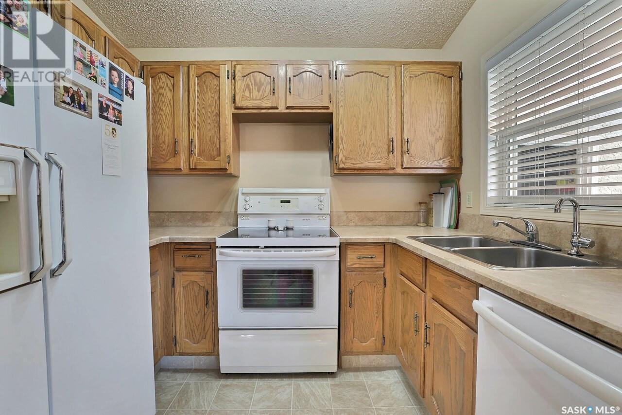 Photo 10 of 1214 Butterfield Crescent N, Regina SK