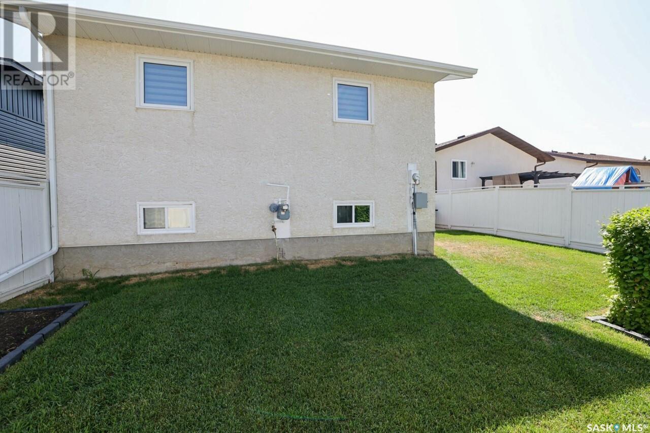 Photo 34 of 1214 Butterfield Crescent N, Regina SK
