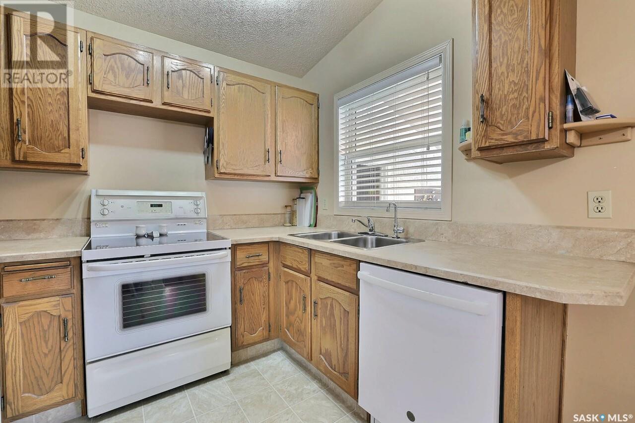 Photo 9 of 1214 Butterfield Crescent N, Regina SK
