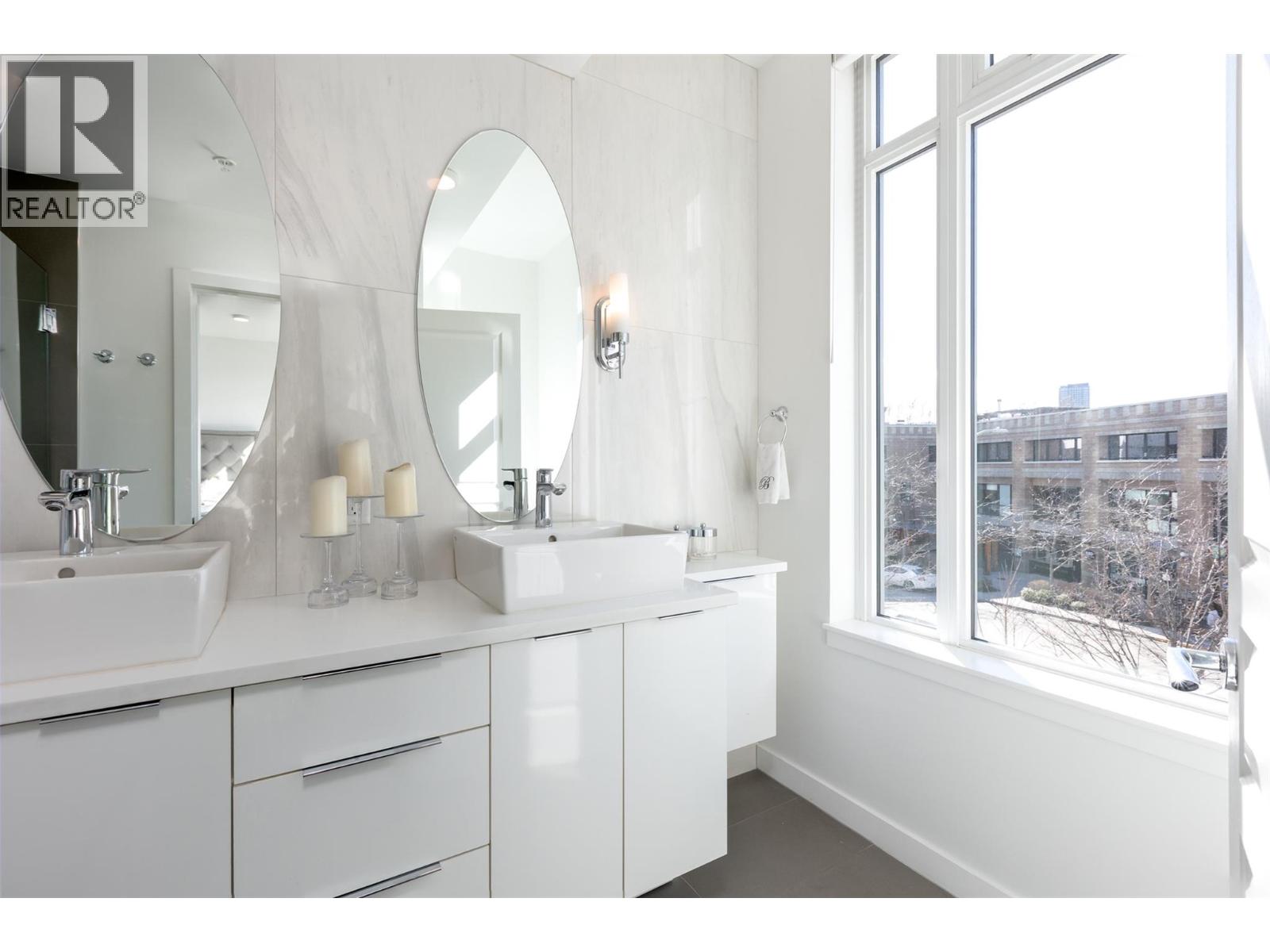 TH103 1151 Sunset Drive, Kelowna