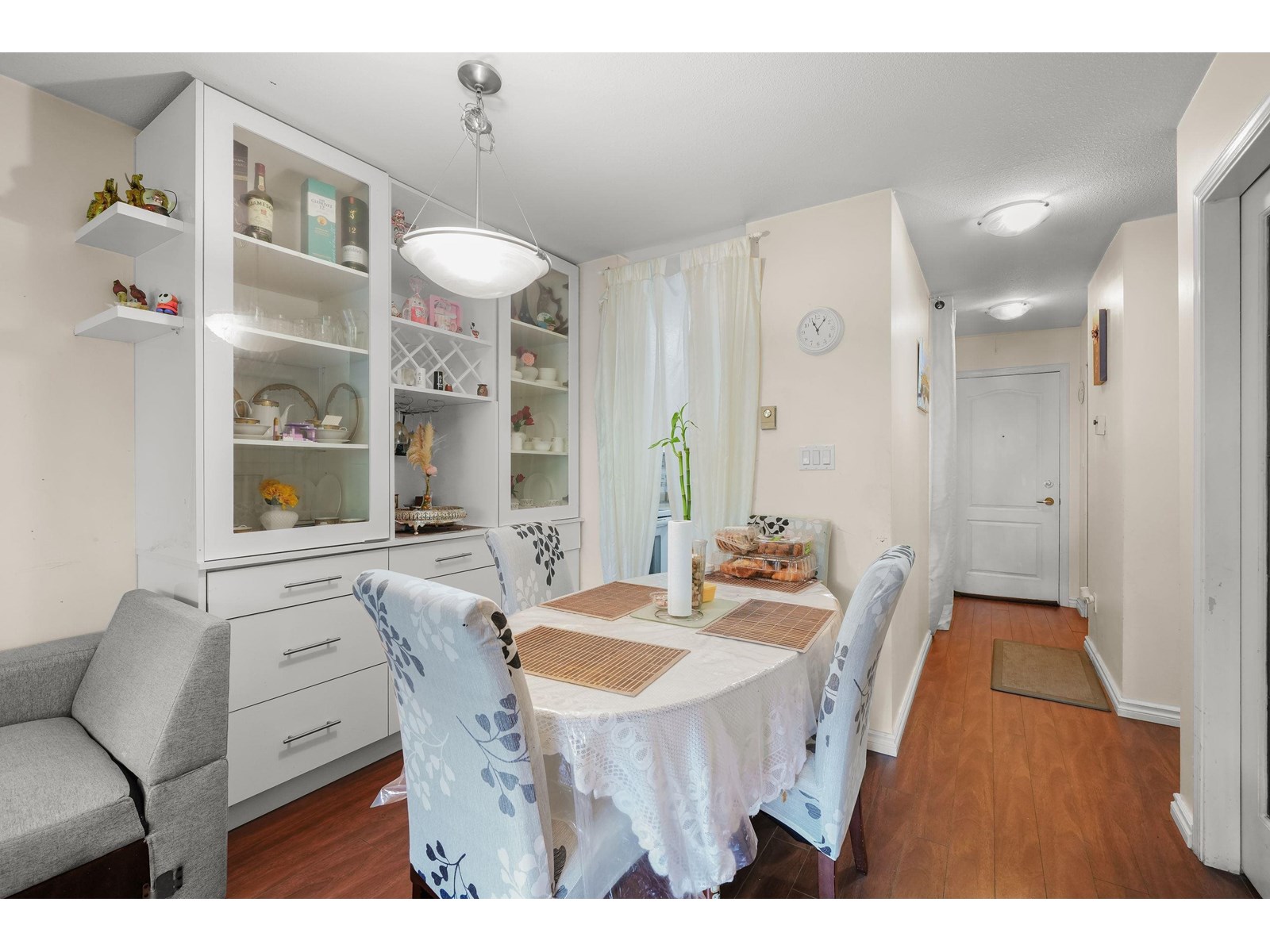 Photo 4 of 209 15991 Thrift Avenue, White Rock BC