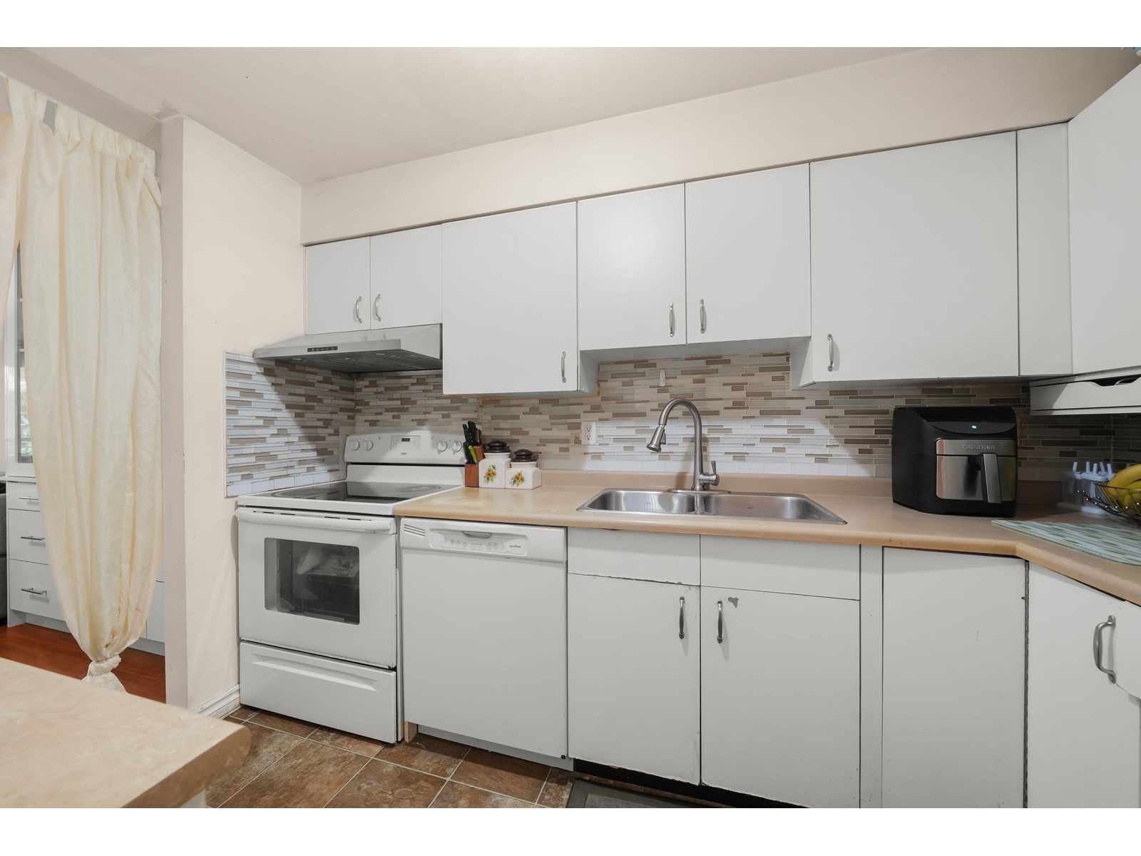 Photo 8 of 209 15991 Thrift Avenue, White Rock BC