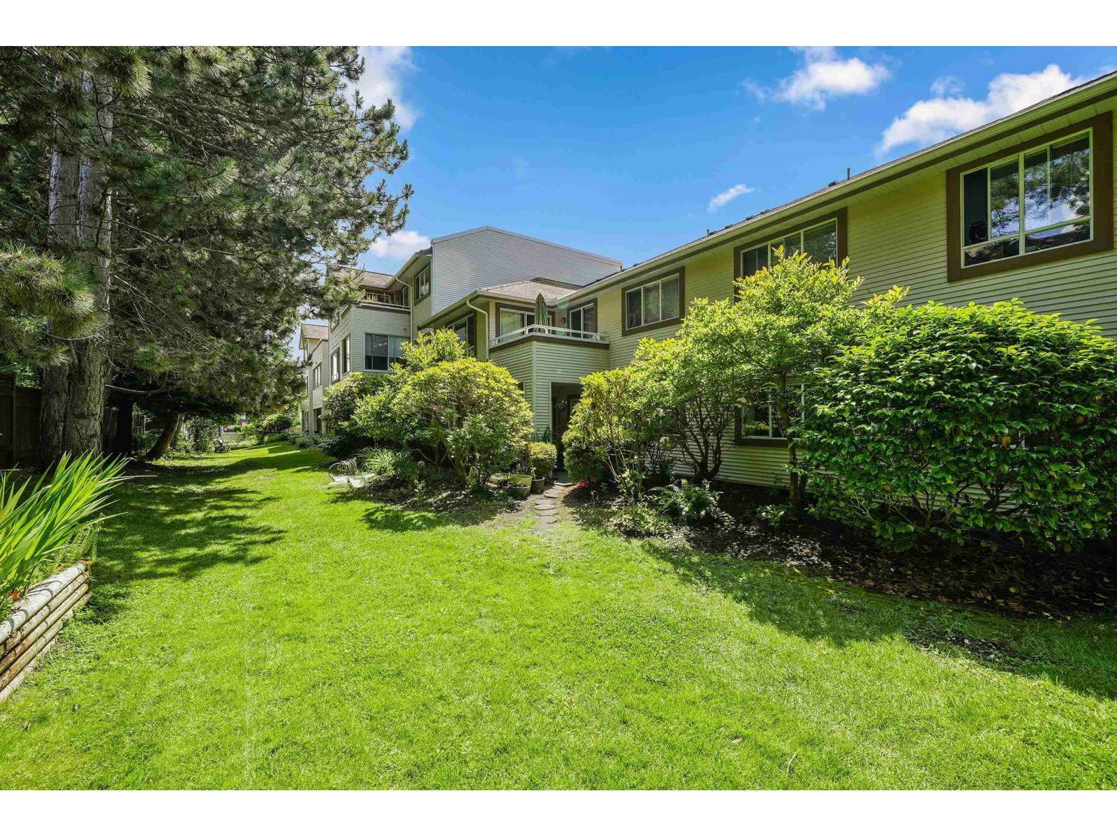 Photo 16 of 209 15991 Thrift Avenue, White Rock BC