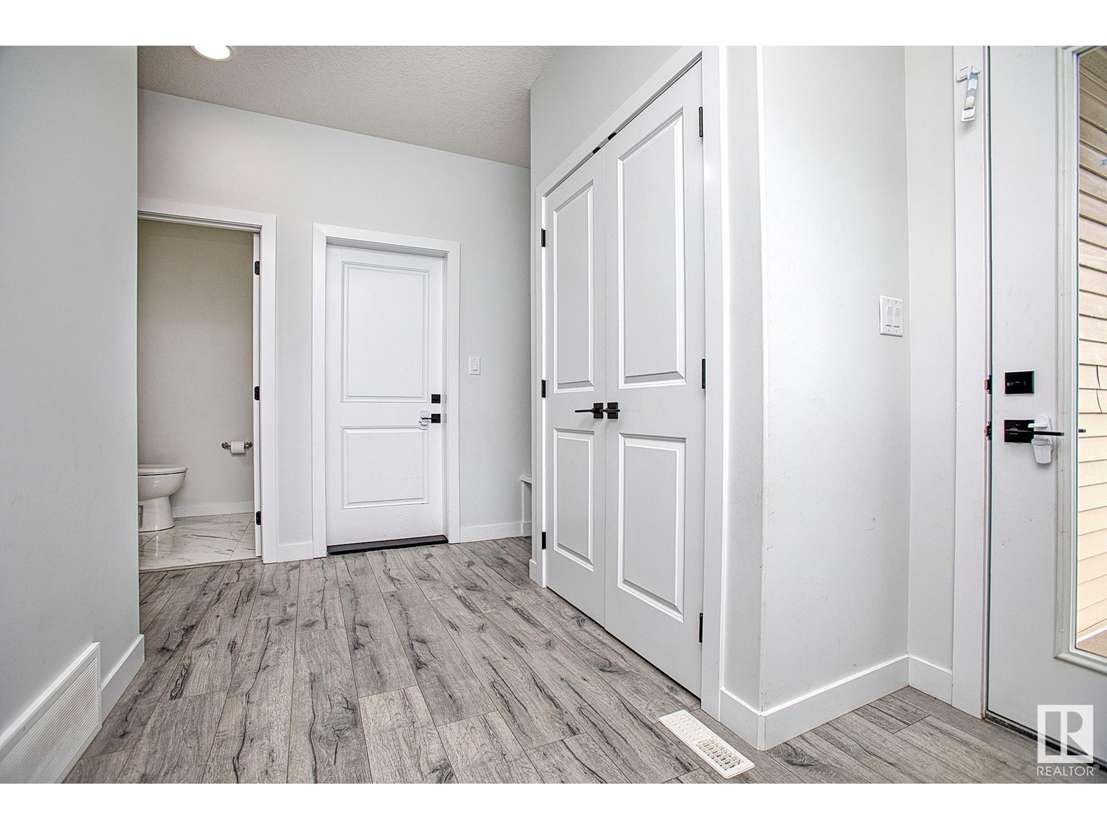 Photo 9 of 20003 31 Avenue Nw, Edmonton AB