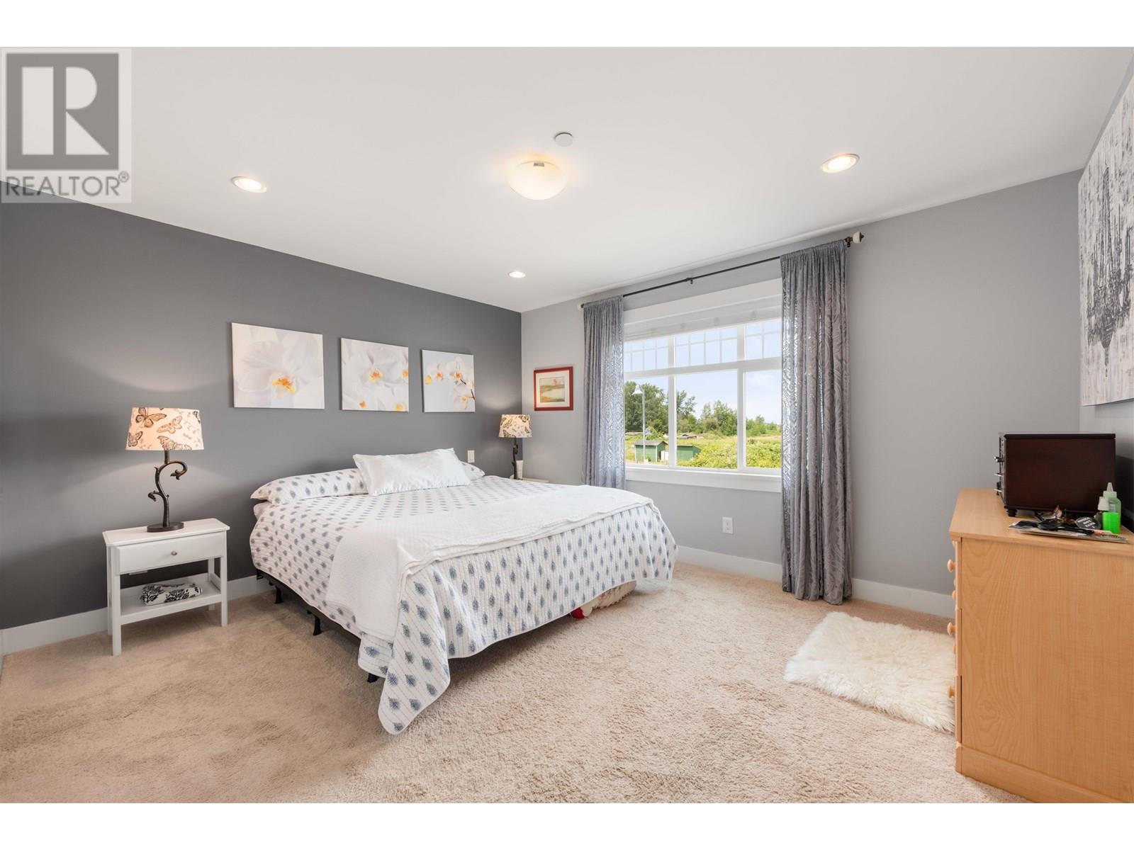 Photo 2 of 4652 Blue Heron Way, Tsawwassen BC