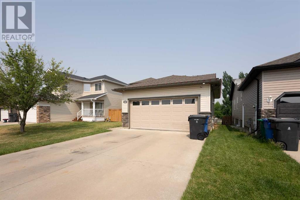 Single Family House Bi-level for Sale in  Mt Sunburst Place W Sunridge Lethbridge 