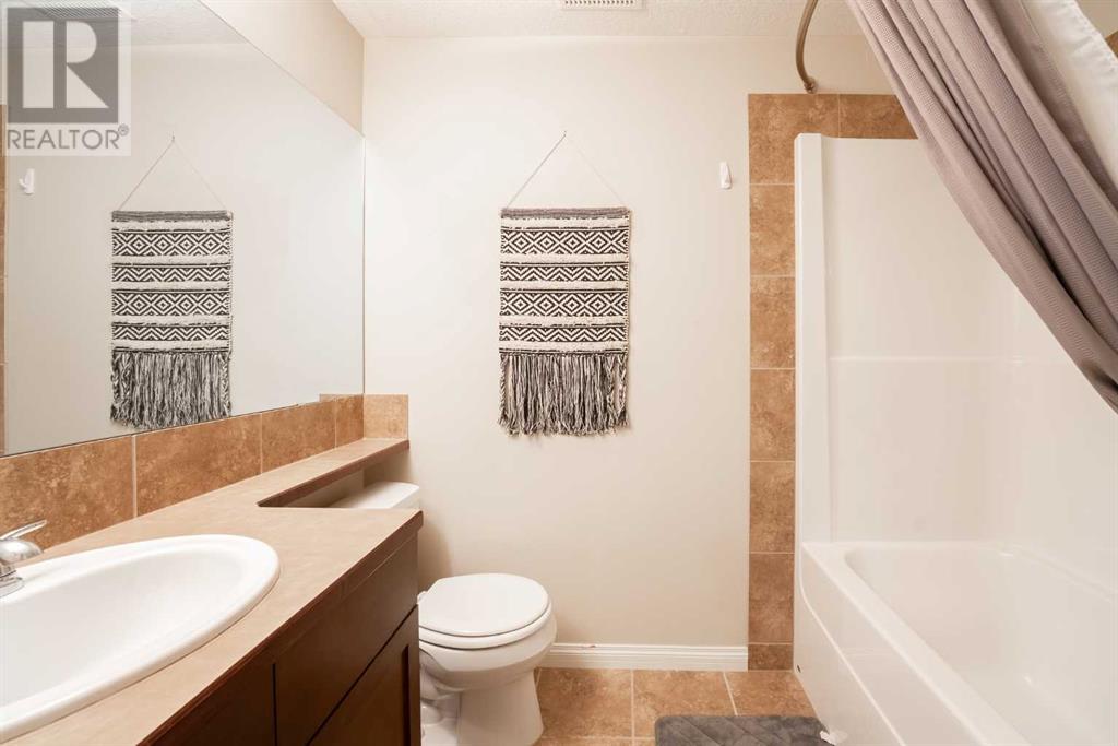 Single Family House Bi-level for Sale in  Mt Sunburst Place W Sunridge Lethbridge 