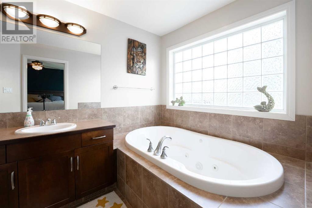 Single Family House Bi-level for Sale in  Mt Sunburst Place W Sunridge Lethbridge 