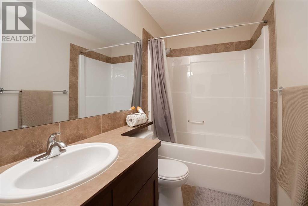 Single Family House Bi-level for Sale in  Mt Sunburst Place W Sunridge Lethbridge 
