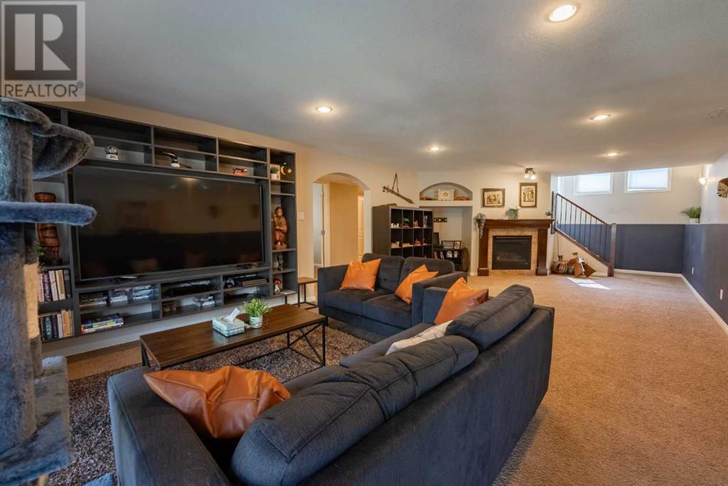Single Family House Bi-level for Sale in  Mt Sunburst Place W Sunridge Lethbridge 
