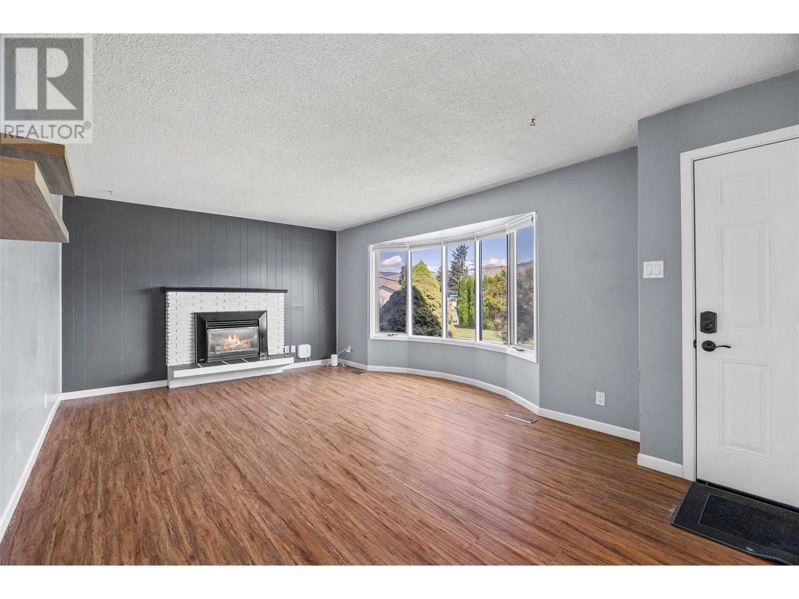 Photo 4 of 971 Kirkland Place, Kamloops BC