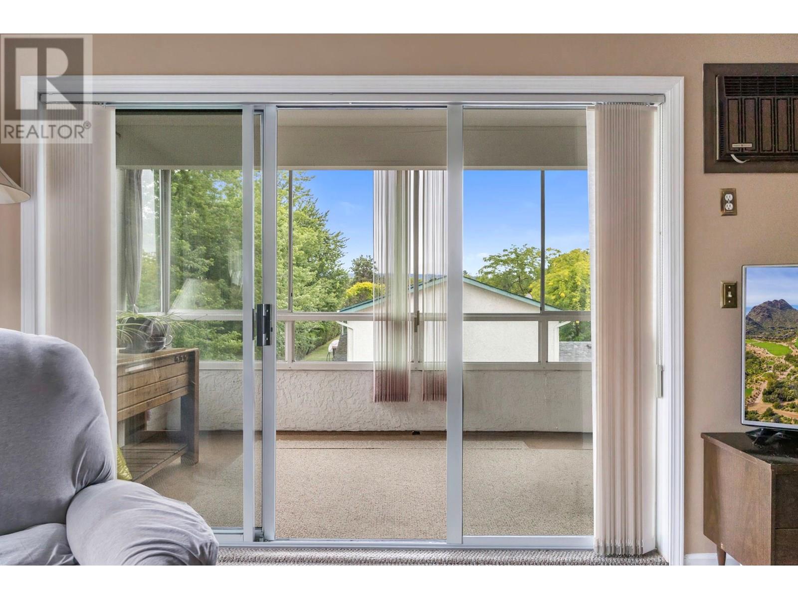 205 255 McIntosh Road, Kelowna