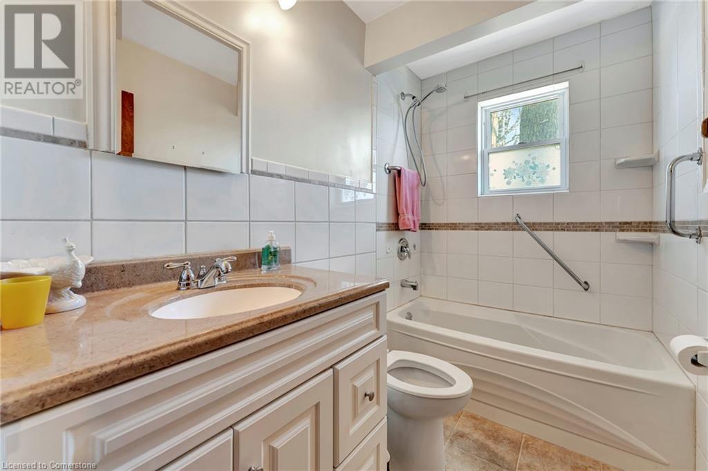 Photo 15 of 429 Norrie Crescent, Burlington ON