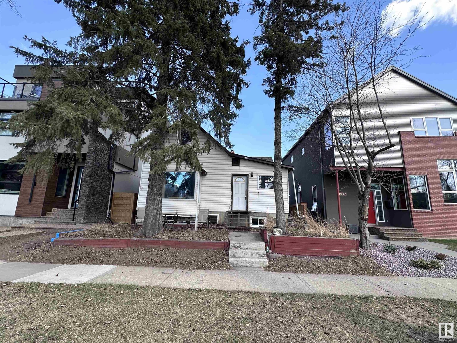 Photo 2 of 9621 101 St Nw, Edmonton AB