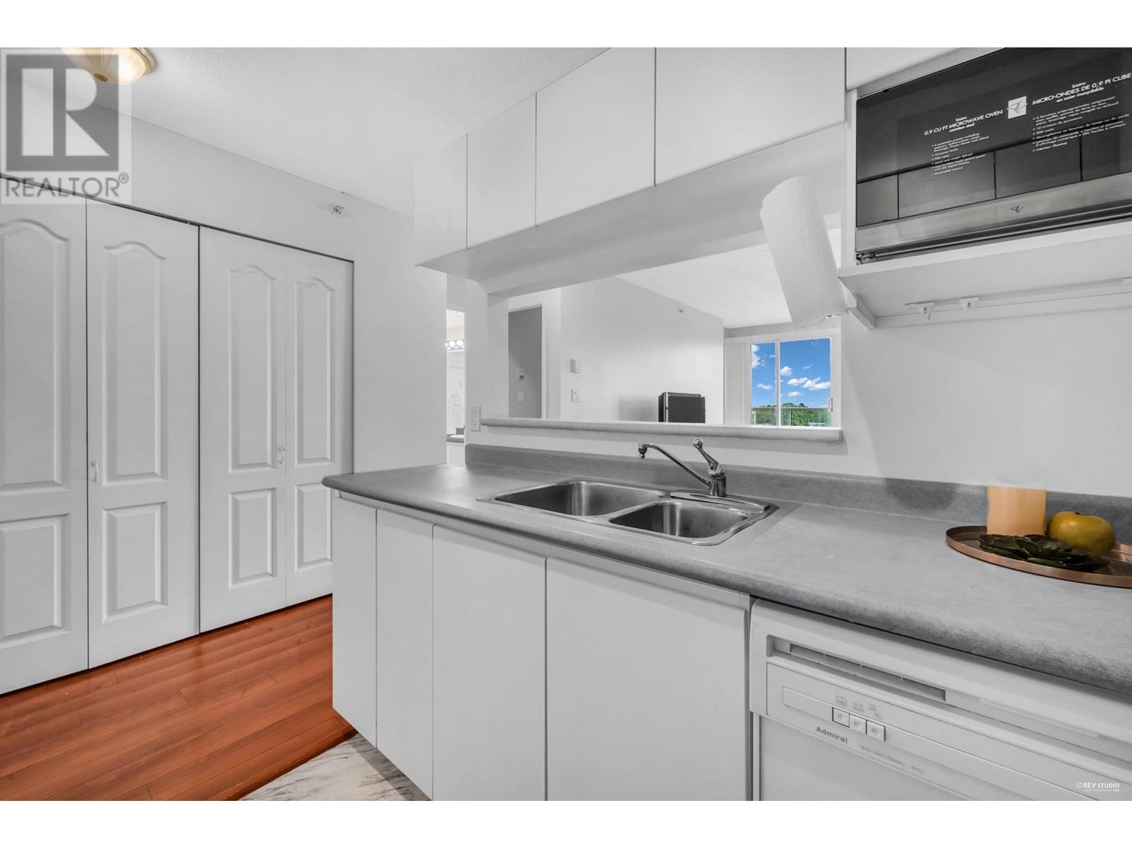 Photo 9 of 1007 3489 Ascot Place, Vancouver BC
