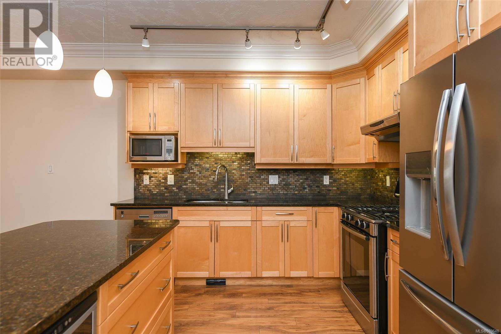 618 3666 Royal Vista Way, Courtenay real estate listing 989648