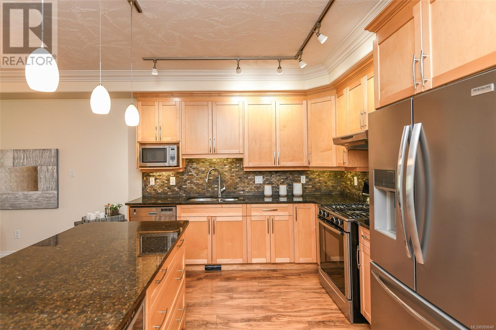 618 3666 Royal Vista Way, Courtenay real estate listing 989648