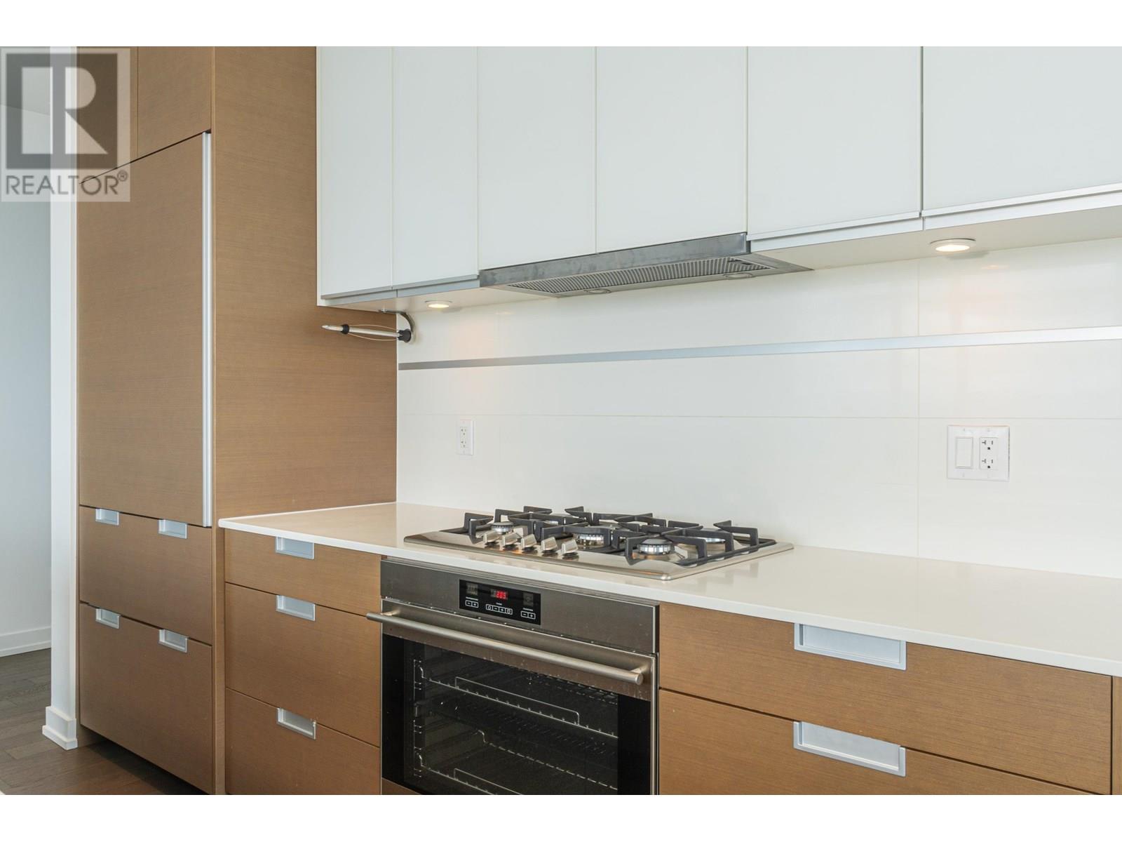 3802 4688 KINGSWAY, Burnaby