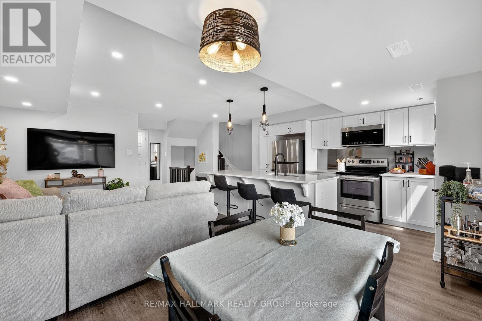 https://ddfcdn.realtor.ca/listing/TS638862933178600000/reb76/highres/0/x12239940_14.jpg