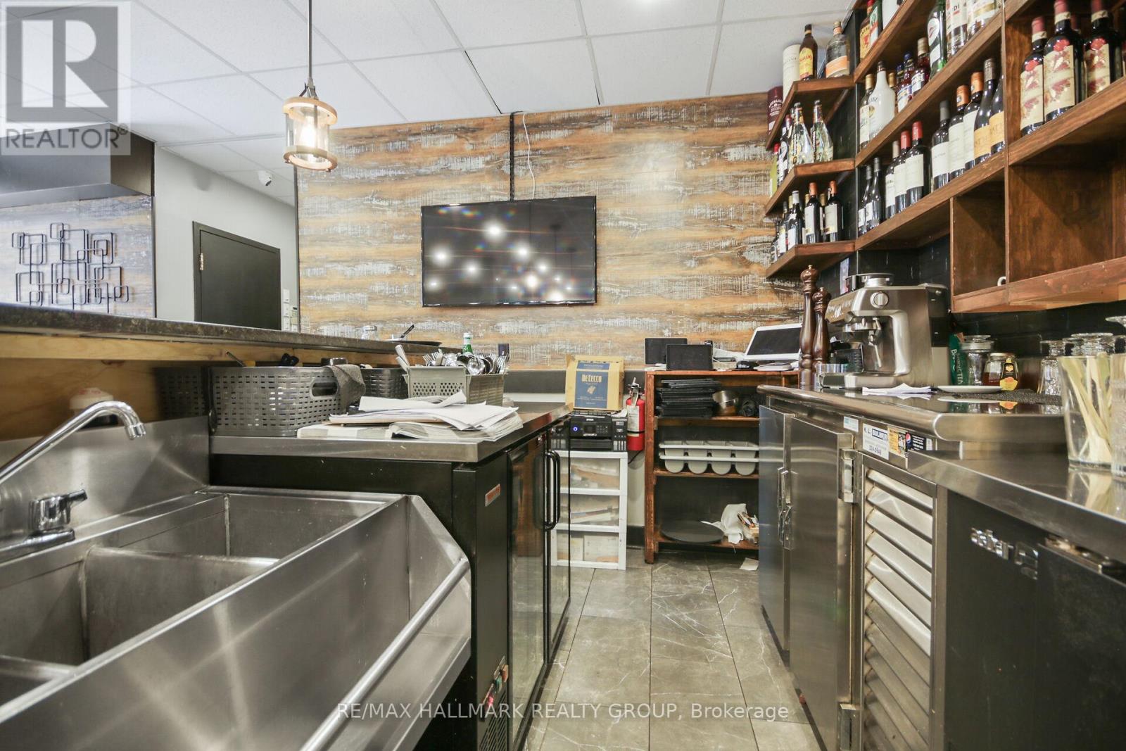 Photo 23 of 641 Somerset Street W, Ottawa ON