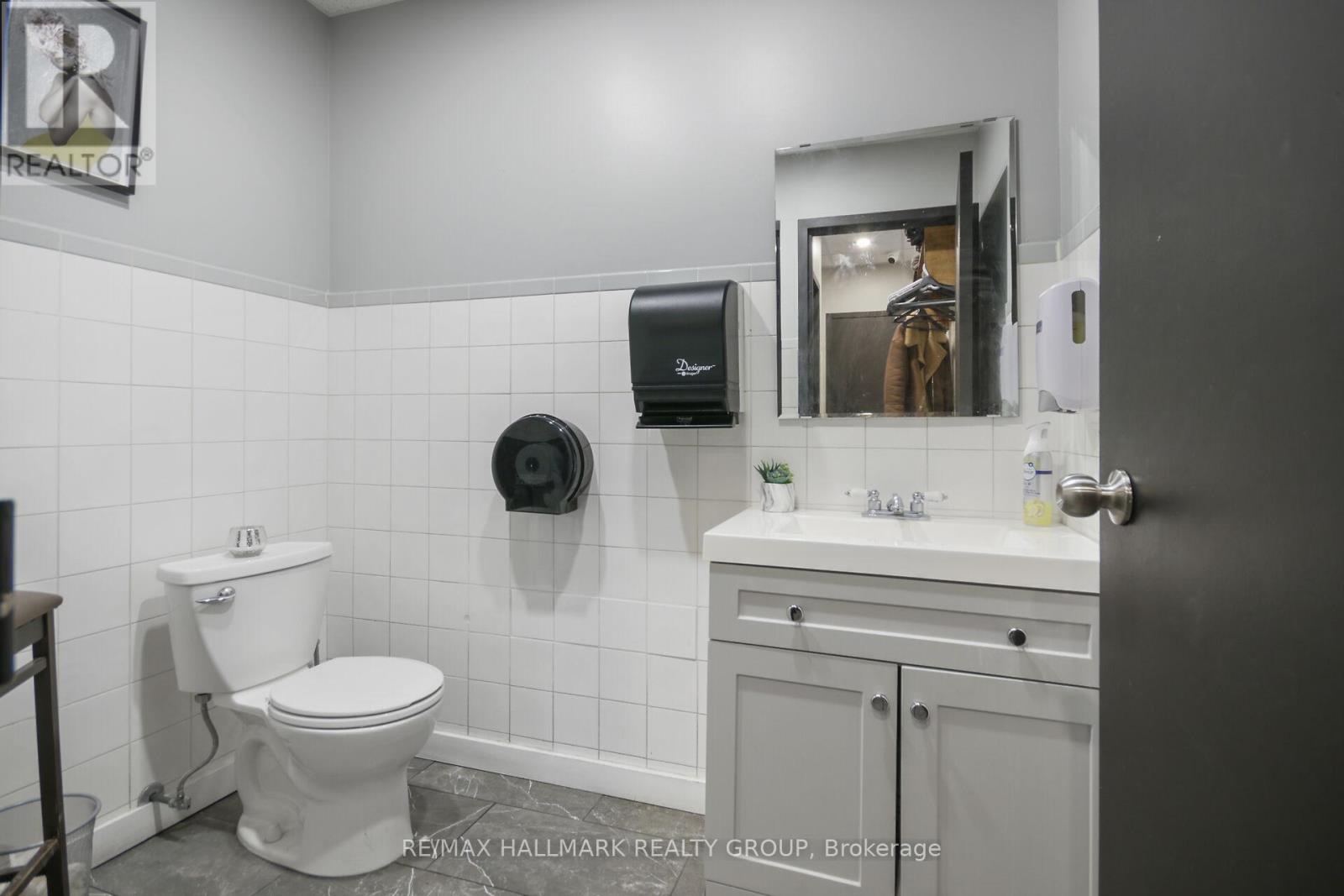 Photo 16 of 641 Somerset Street W, Ottawa ON