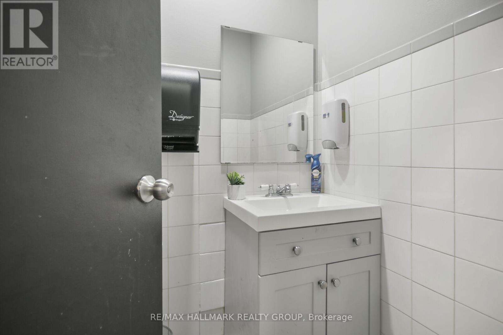 Photo 6 of 641 Somerset Street W, Ottawa ON