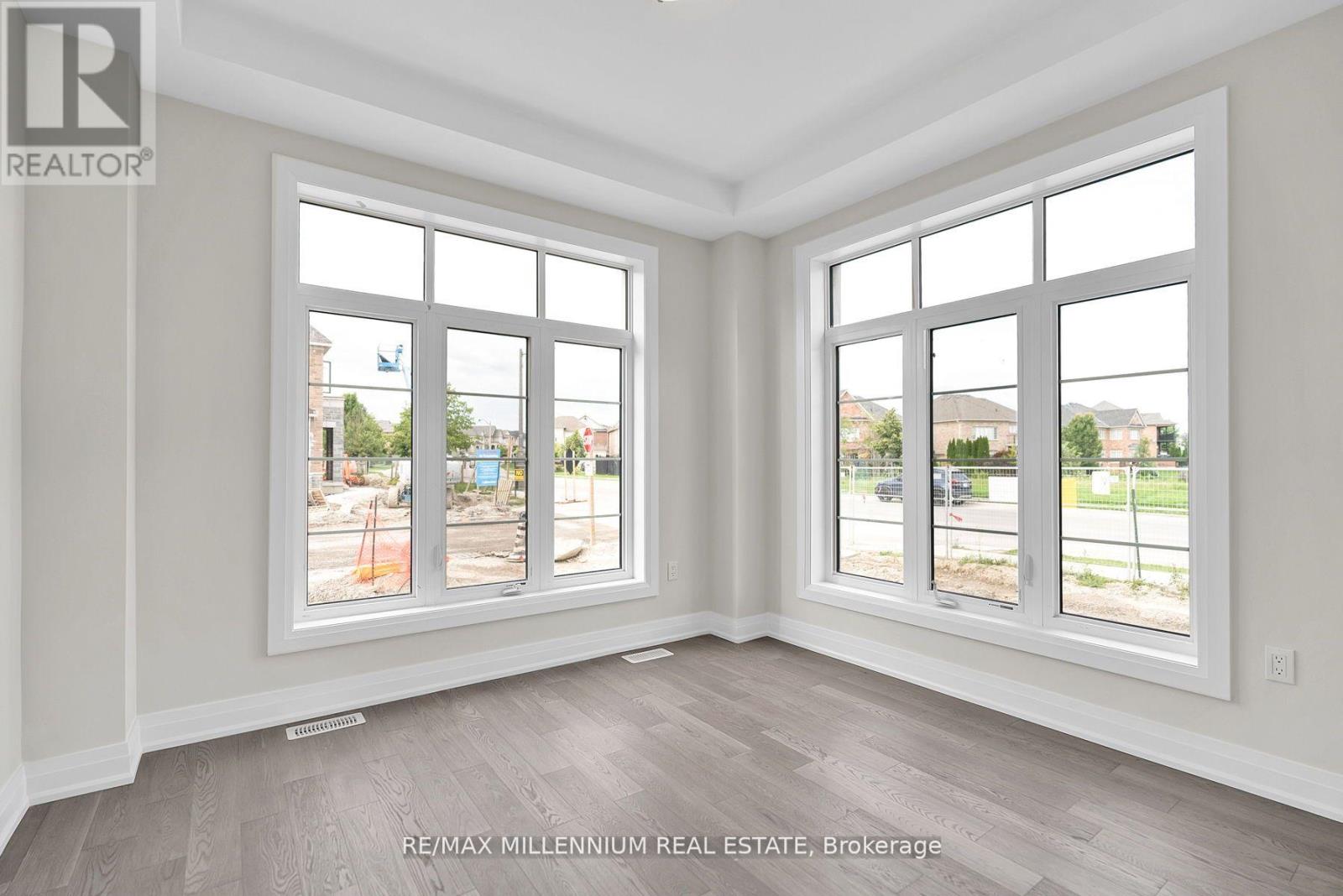 Photo 4 of 2 Catherwood Court, Brampton ON