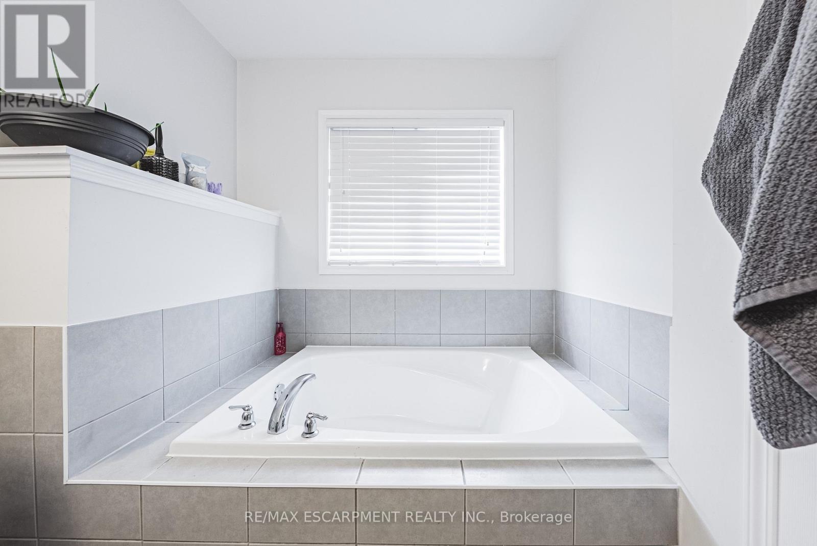 Photo 15 of 8258 Tulip Tree Drive, Niagara Falls ON