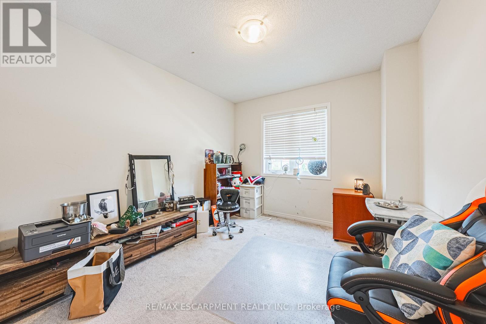 Photo 3 of 8258 Tulip Tree Drive, Niagara Falls ON