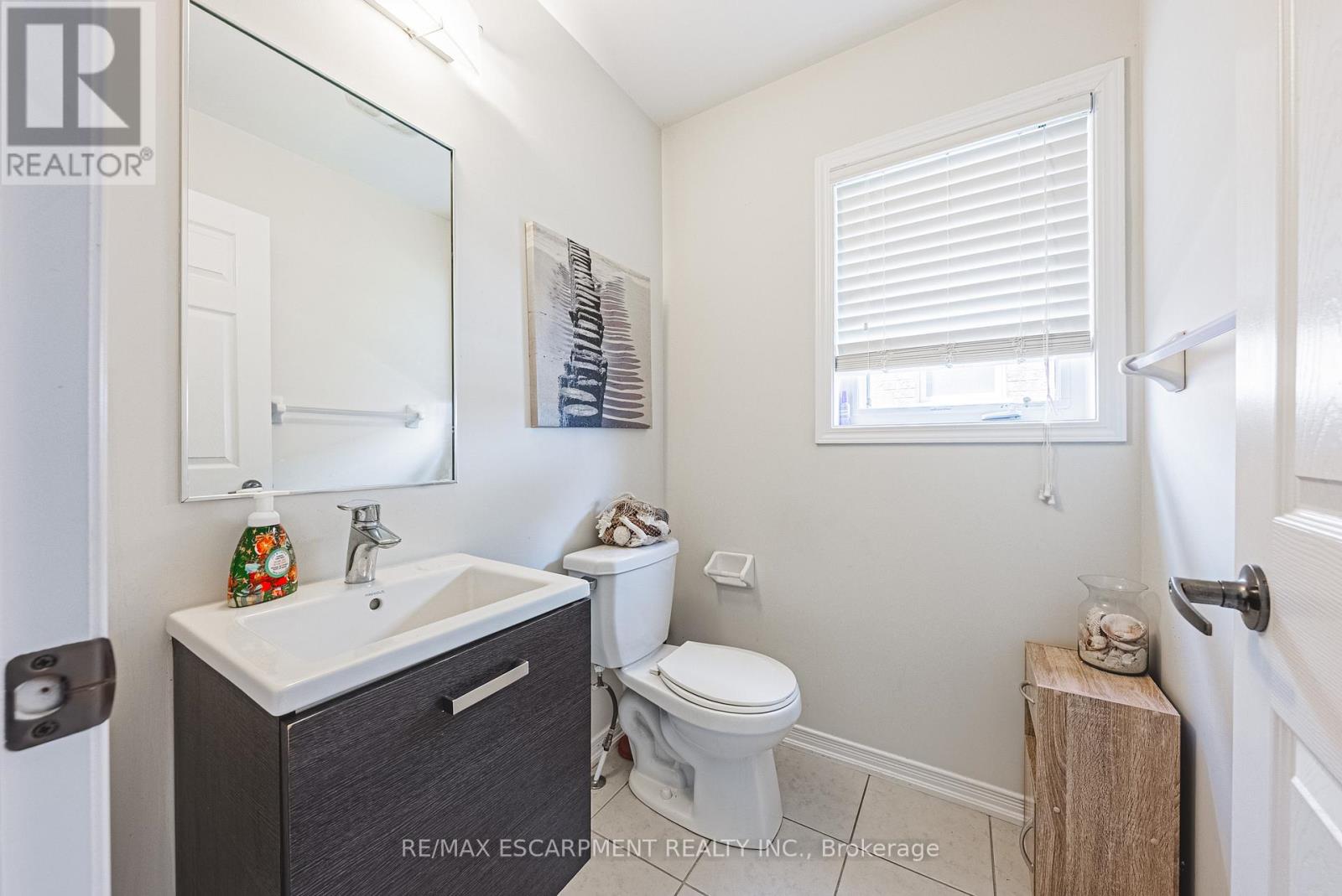 Photo 17 of 8258 Tulip Tree Drive, Niagara Falls ON