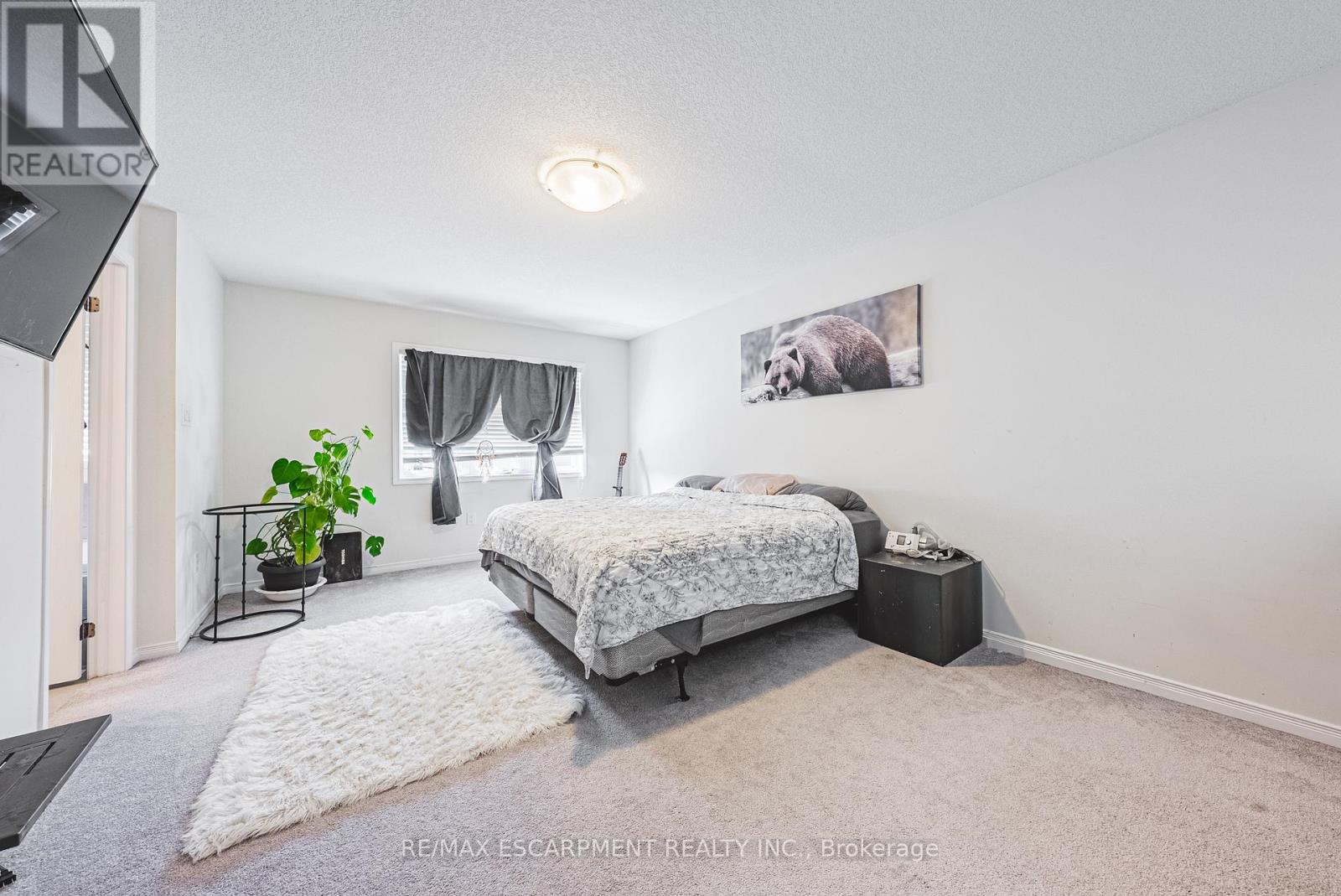 Photo 7 of 8258 Tulip Tree Drive, Niagara Falls ON