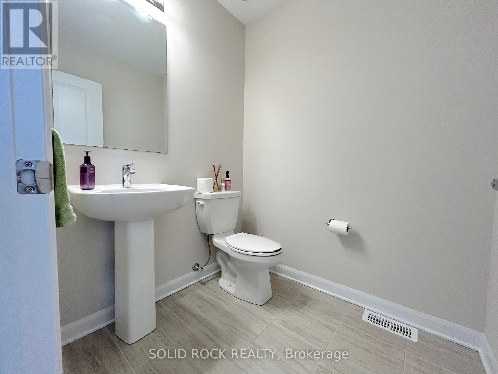 Washroom main floor 2pc