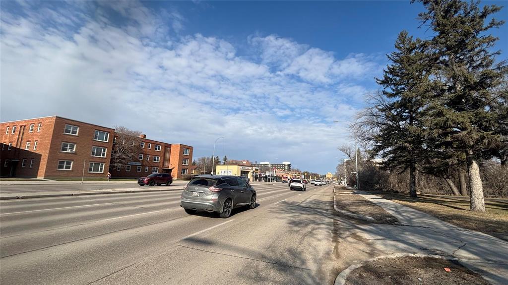 Photo 5 of 2194 Portage Avenue, Winnipeg MB