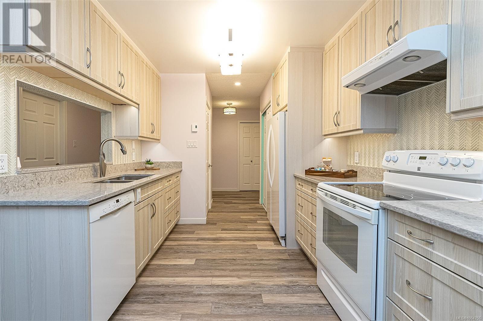 Single Family House for Sale in   Viewmont Ave Saanich 