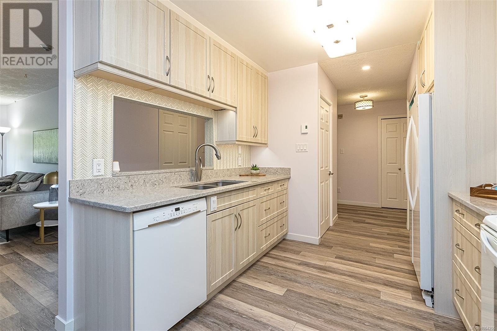 Single Family House for Sale in   Viewmont Ave Saanich 