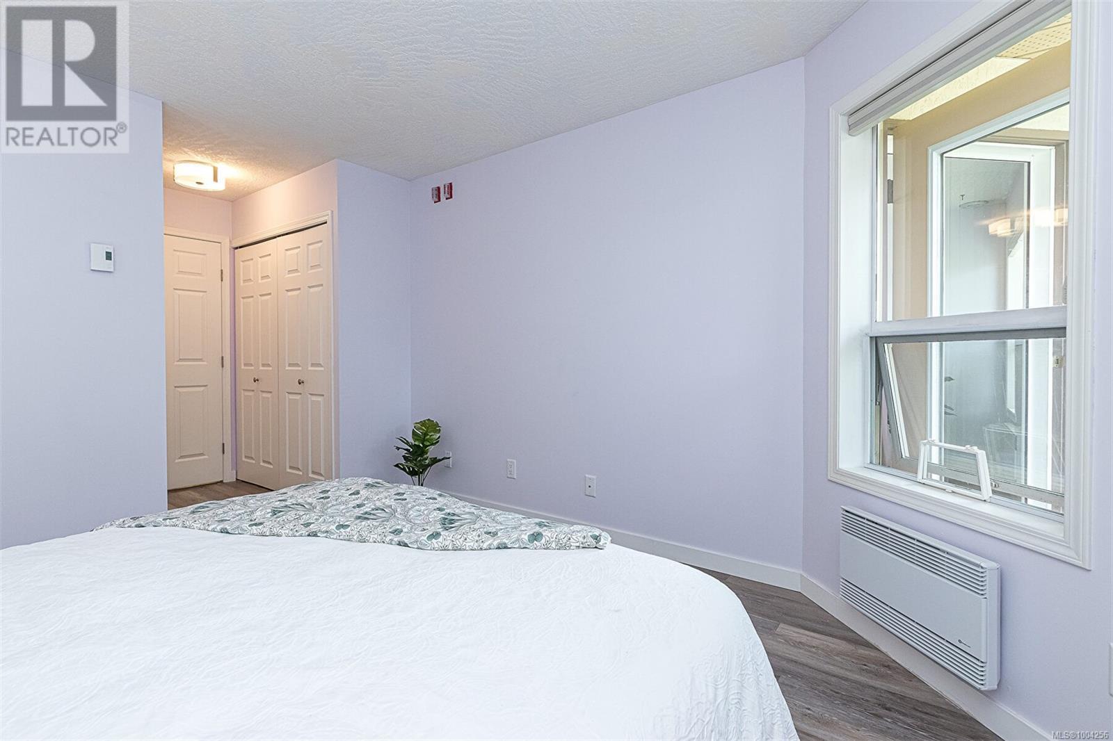 Single Family House for Sale in   Viewmont Ave Saanich 