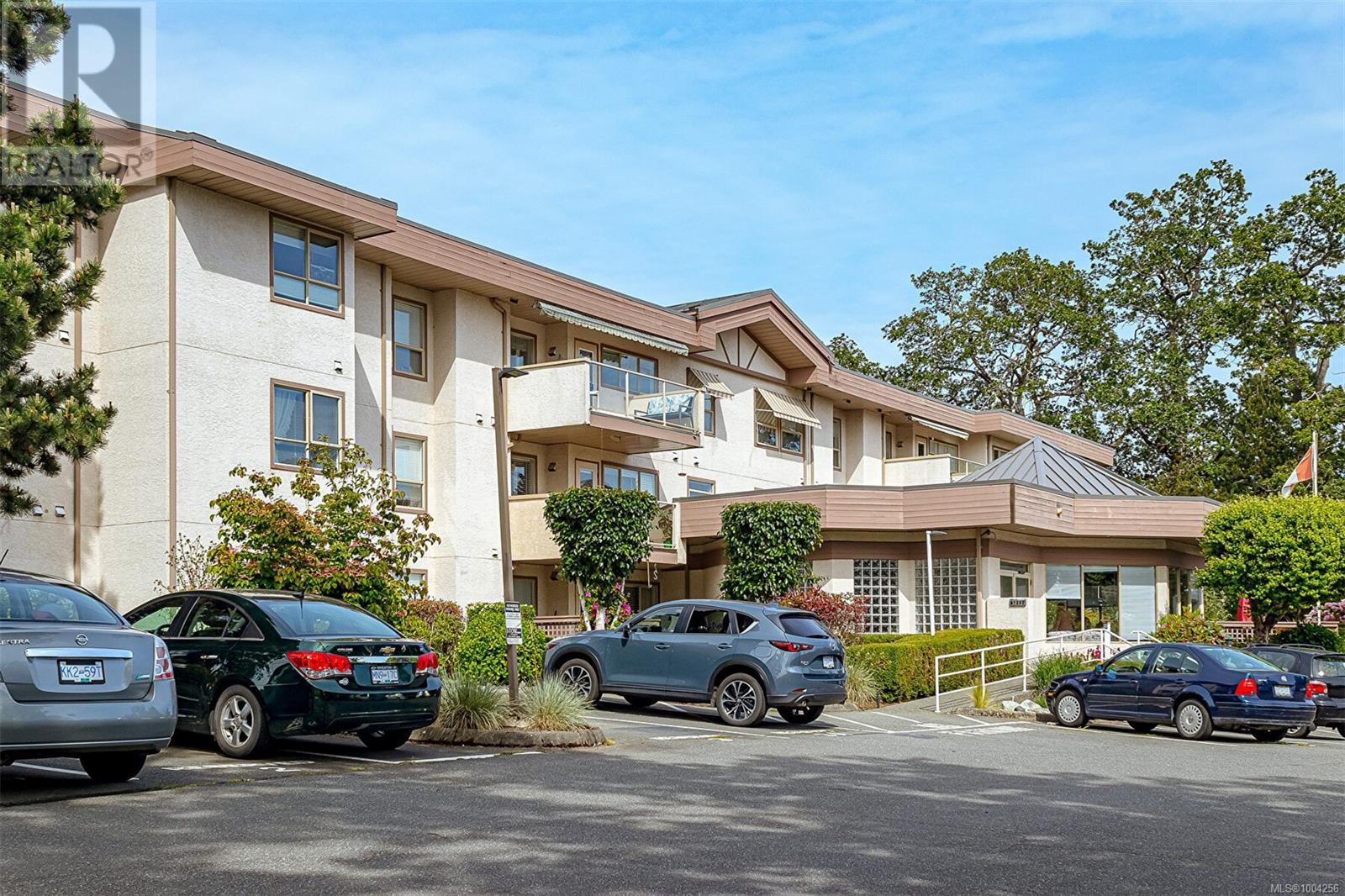 Single Family House for Sale in   Viewmont Ave Saanich 