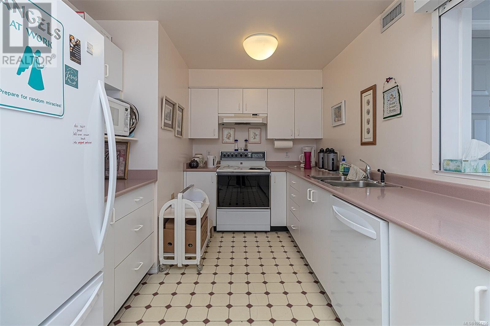 Single Family House for Sale in   Viewmont Ave Saanich 