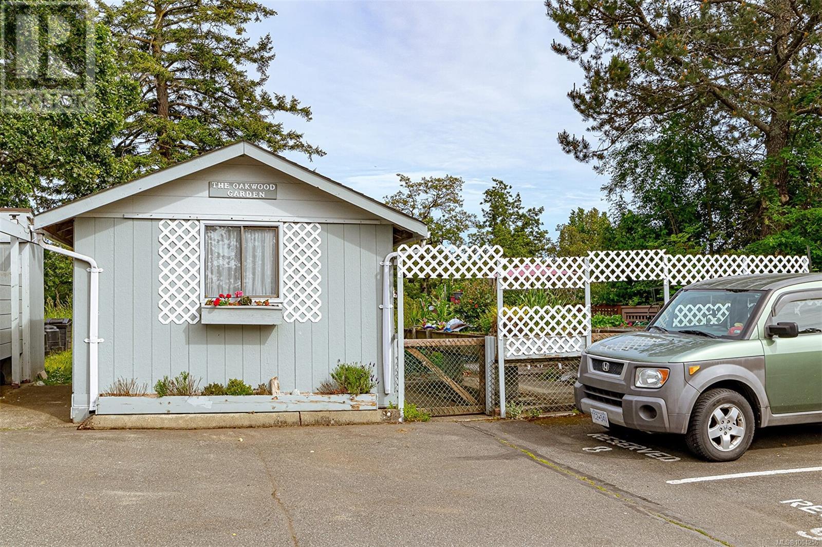 Single Family House for Sale in   Viewmont Ave Saanich 