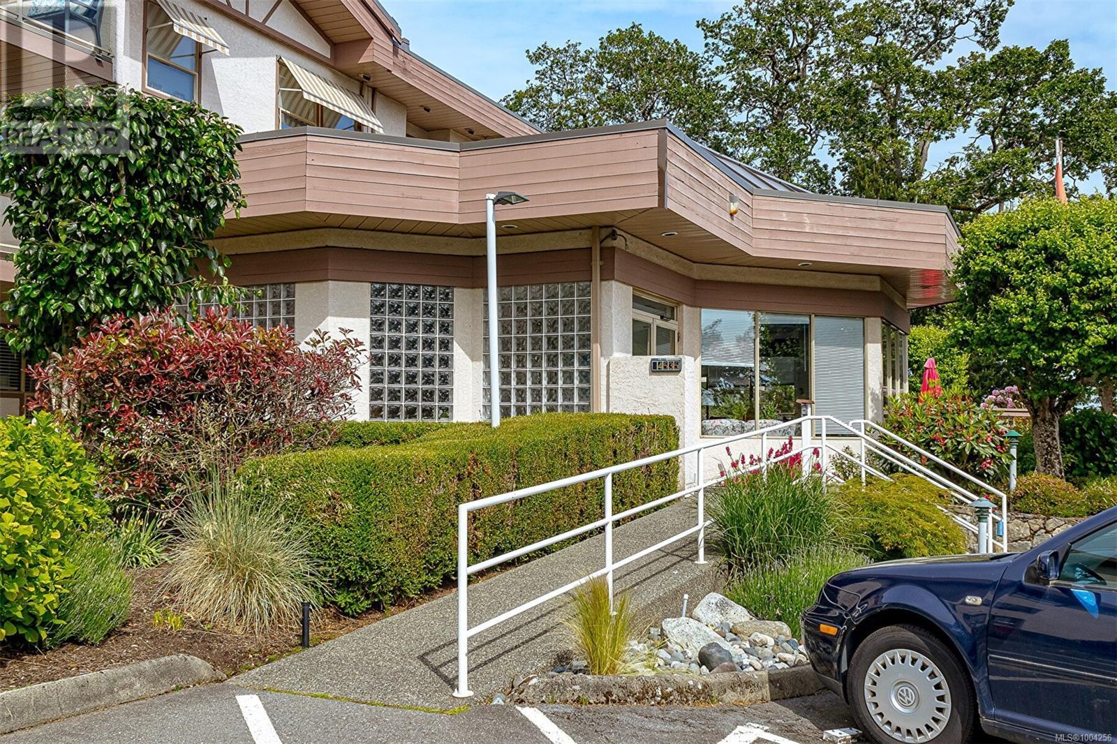 Single Family House for Sale in   Viewmont Ave Saanich 
