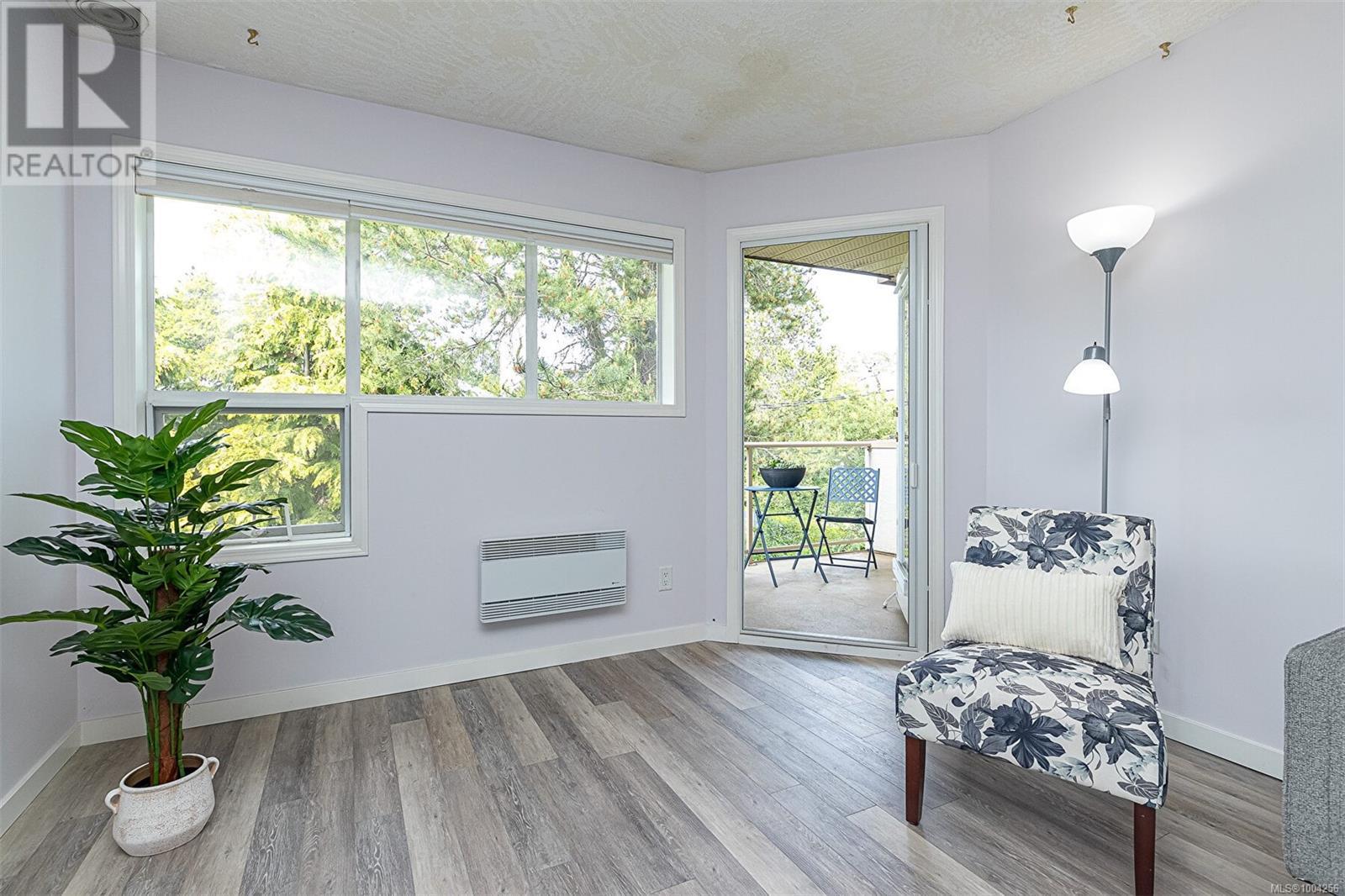 Single Family House for Sale in   Viewmont Ave Saanich 