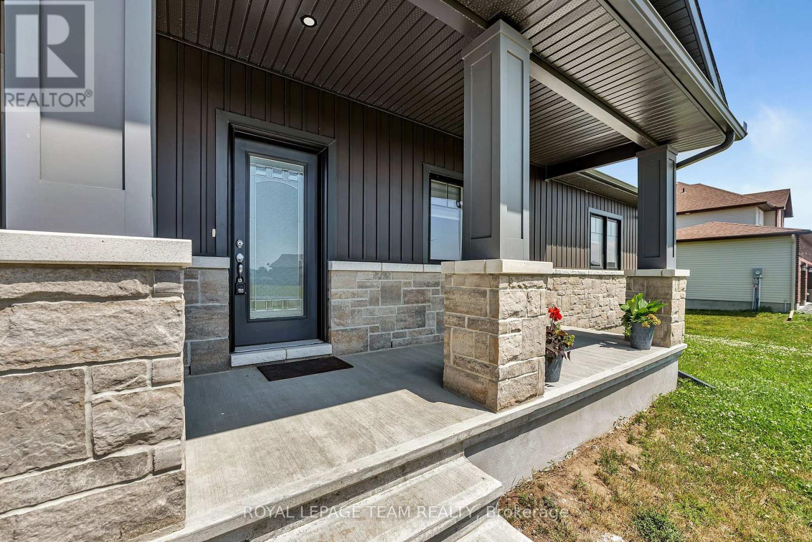 Photo 36 of 17 Isobel Mcewan Street, Mcnab Braeside ON