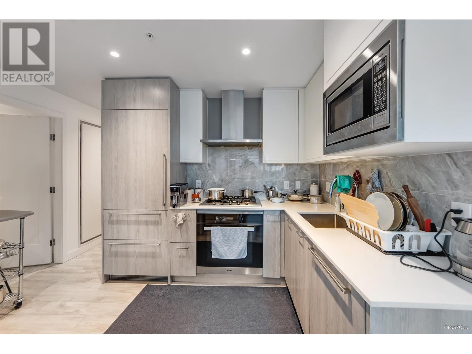 Photo 4 of 202 2288 Alpha Avenue, Burnaby BC