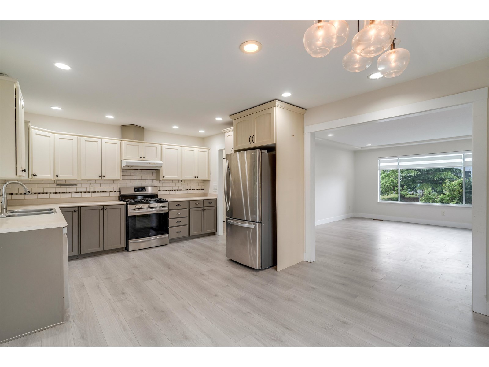 Photo 10 of 9582 212 B Street, Langley BC