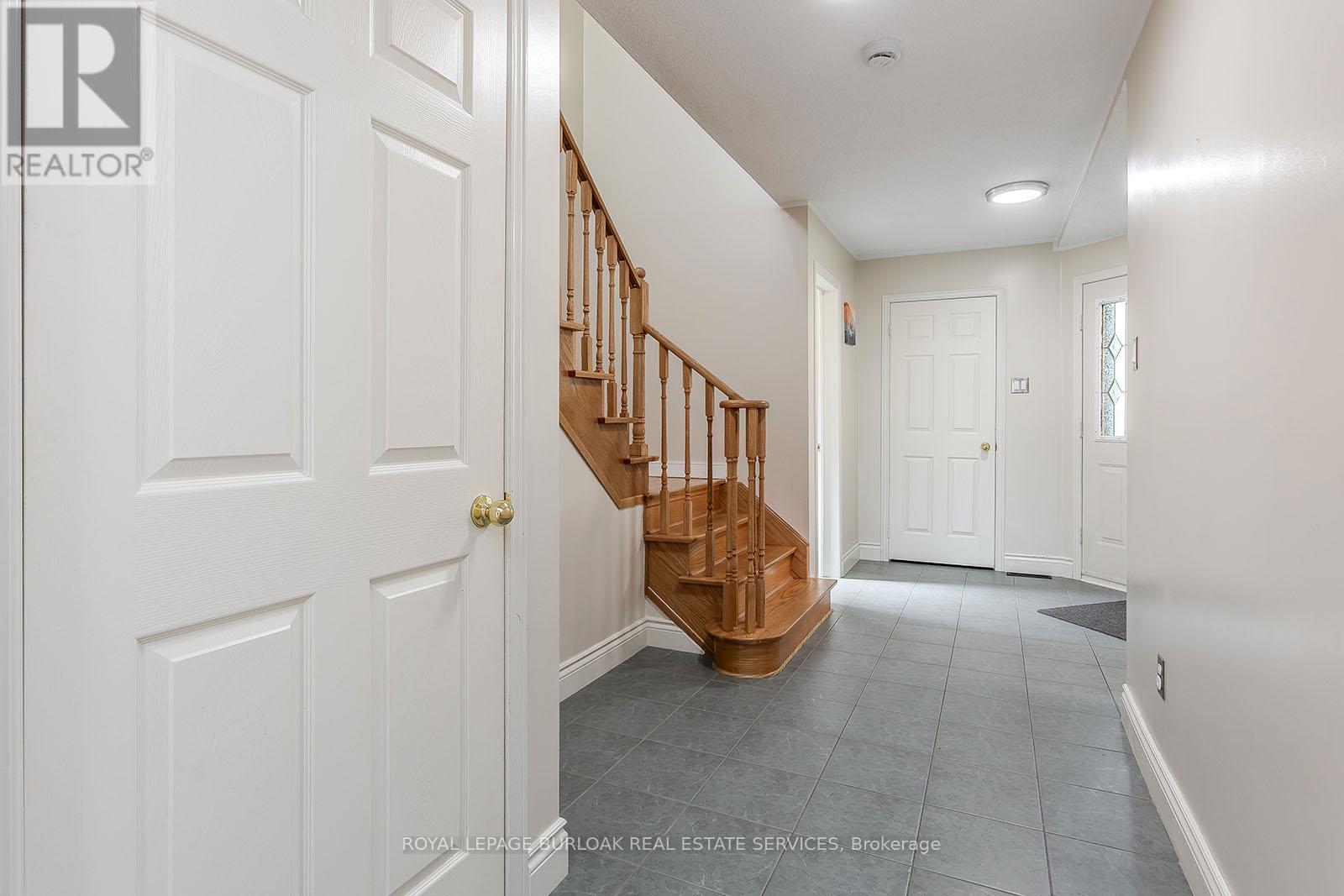 Photo 36 of 561 Phoebe Crescent, Burlington ON