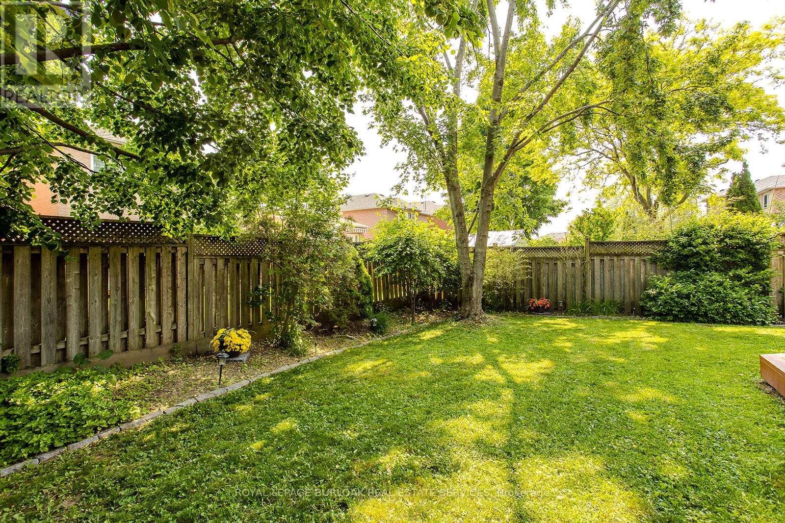 Photo 15 of 561 Phoebe Crescent, Burlington ON