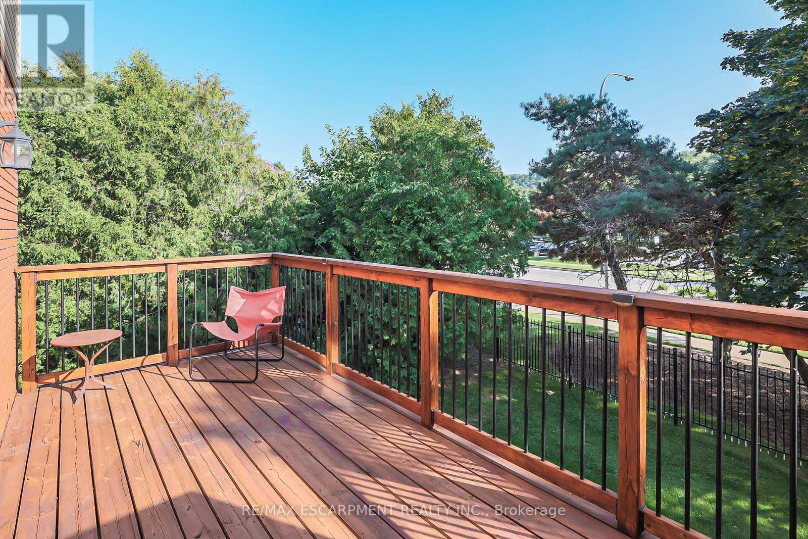 Photo 11 of 15 130 Livingston Avenue, Grimsby ON