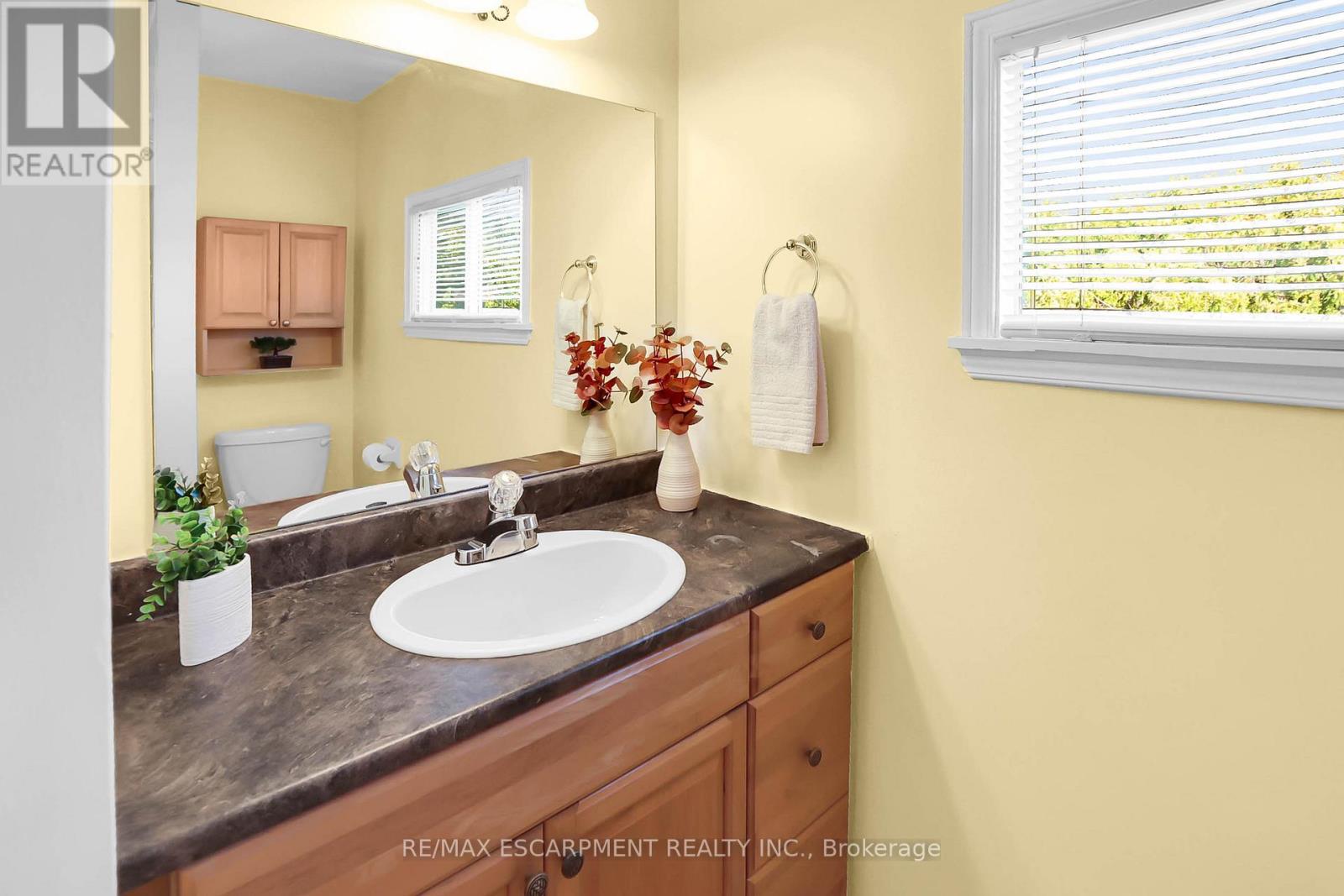 Photo 17 of 15 130 Livingston Avenue, Grimsby ON