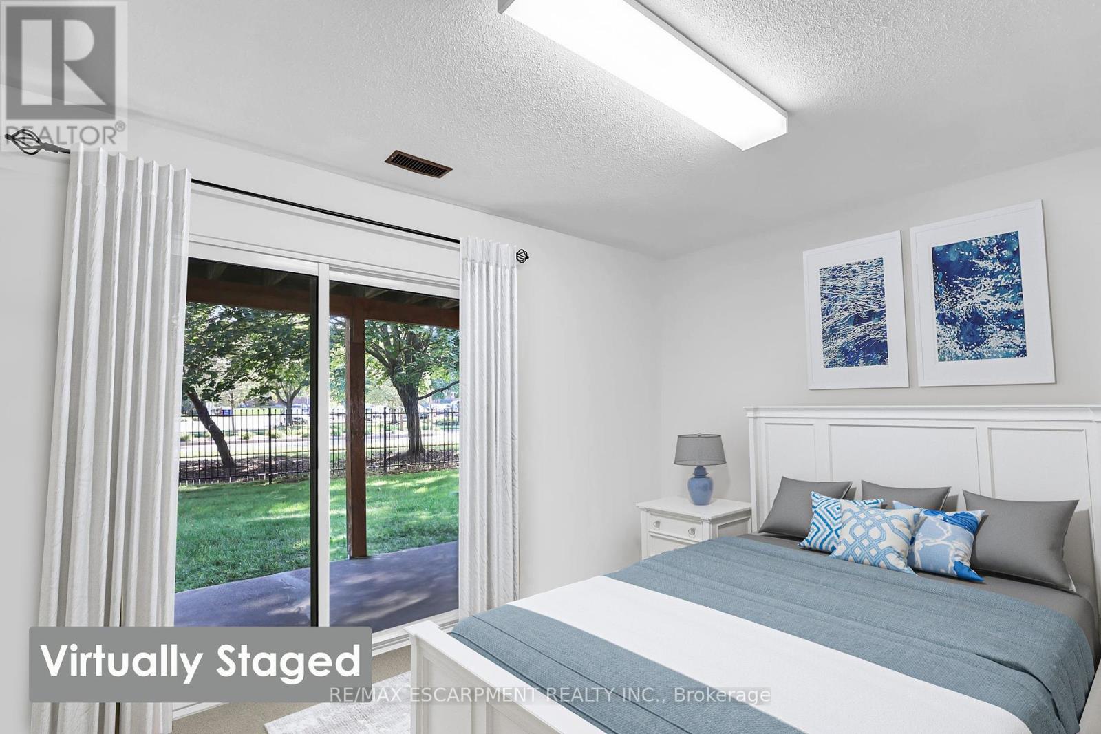 Photo 4 of 15 130 Livingston Avenue, Grimsby ON