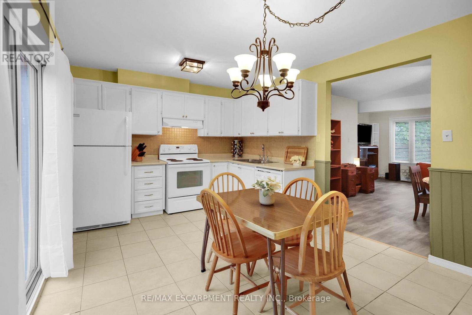 Photo 8 of 15 130 Livingston Avenue, Grimsby ON